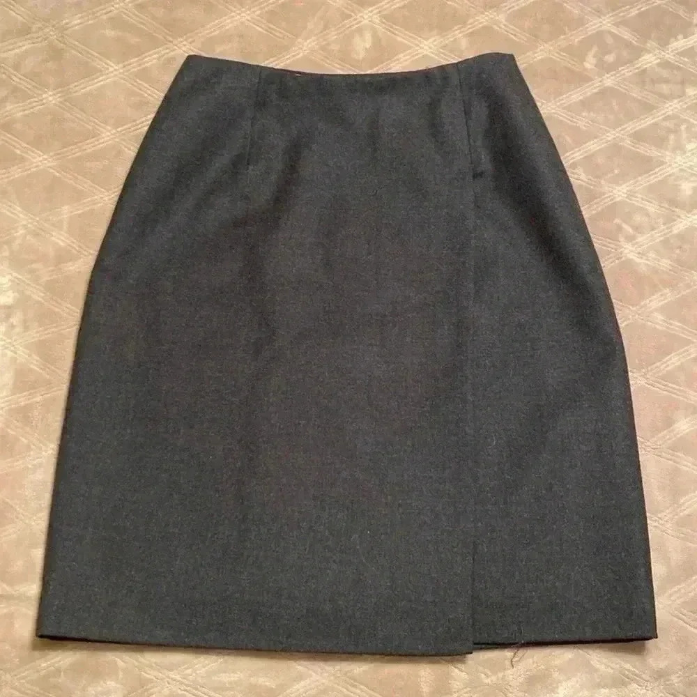 Hugo Buscati Collection Gray Wool Skirt, size 6.